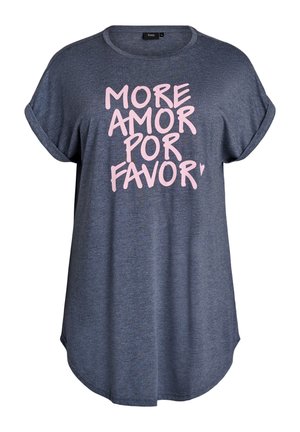 Zils īsroku ikdienas krekls ar sarullētām aprocēm un priekšpusē centrā novietotu rozā tekstu "MORE AMOR POR FAVOR".