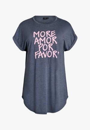 Blå kortærmet casual skjorte med opbukne ærmekanter og lyserød tekst "MORE AMOR POR FAVOR" centreret på forsiden.