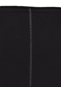 Zwart stof met een geribbelde textuur, voorzien van een centrale naad met contrasterende lichtgrijze stiksels. Geen extra patronen of accenten zichtbaar.