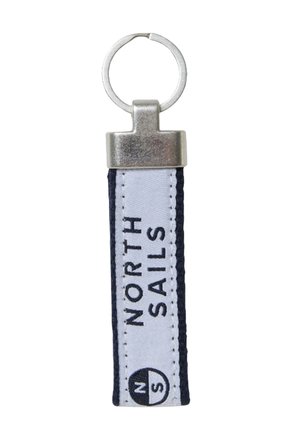 Portachiavi in tessuto con cinturino bianco recante testo nero "NORTH SAILS." Anello e moschettone in metallo argentato nella parte superiore; dettagli blu navy.
