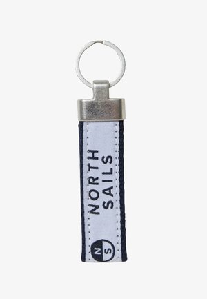 Portachiavi in tessuto con cinturino bianco recante testo nero "NORTH SAILS." Anello e moschettone in metallo argentato nella parte superiore; dettagli blu navy.