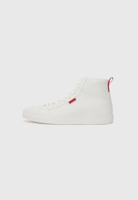 High-top sneakers van glad wit leer met een rode logo-label en rode trekband, met een witte rubberen buitenzool en veters.