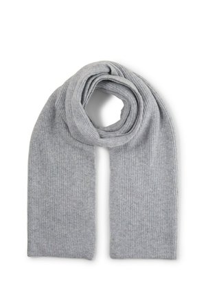 Écharpe en maille côtelée douce gris clair pliée en boucle avec les deux extrémités pendantes vers le bas sur fond blanc.