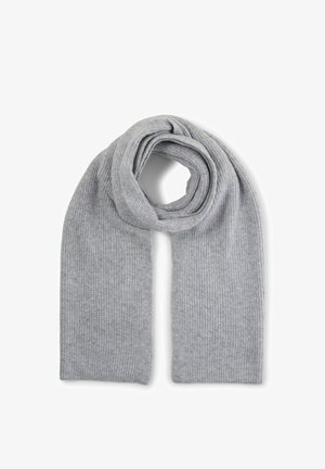 Miękki, jasnoszary, prążkowany dzianinowy szalik złożony w pętlę, z obu końców zwisających prosto w dół na białym tle.