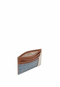 Kožený držák na karty s modrým vzorovaným exteriérem a světle béžovými akcenty. Disponuje více sloty na karty a texturovaným povrchem.