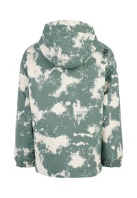 Groene en witte jas met een patroon, voorzien van een capuchon, elastische manchetten en een verstelbare onderkant; gemaakt van een textiel dat waterafstotend is.