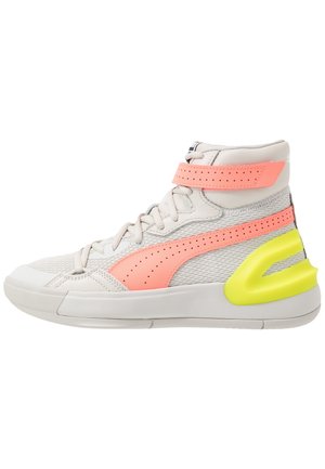 High-top sneakers i lysegrå med lyserøde accenter. Overdel i mesh, polstret krave og lysegul hælaccent. Snøret med justerbar rem.