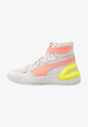 Zapatillas de caña alta en gris claro con acentos en rosa. Parte superior de malla, cuello acolchado y acento en el talón de color amarillo brillante. Cordones con correa ajustable.