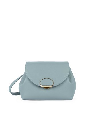 Sac à main en cuir bleu clair avec fermoir circulaire doré et poignée courte, présenté sur fond blanc.
