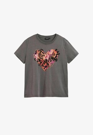 Hall halli puuvillane t-särk lühikeste varrukatega, mille ees on mitmevärvilise leopardimustriga südamekujuline kujundus ja ümar kaelus.