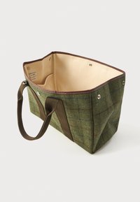 Πράσινη καρό τσάντα από ύφασμα με καφέ λαβές και μπεζ εσωτερικό, που δείχνει ανοιχτό πάνω και εσωτερικές τσέπες σε λευκό φόντο.