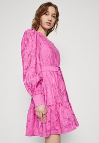 Selected Femme SLFCALLI SADIE SHORT V NECK DRESS  - Kokteilinė suknelė / vakarėlių suknelė - phlox pink