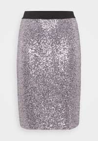 Mirdzoša sudraba sekvīru svārki ar melnu elastīgu jostasvietu. Virsma atspoguļo gaismu, radot teksturētu izskatu.