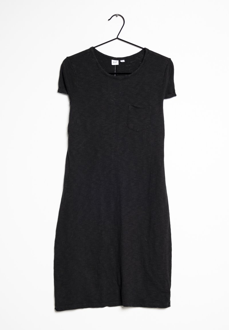 Robe noire à manches courtes en matière légère, avec un col rond et une petite poche sur la poitrine, accrochée sur un crochet noir.