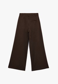 Brune brede bukser med hvide striber, der har en talje, bæltesløjfer og en baglomme. Glat tekstur og skræddersyet design.