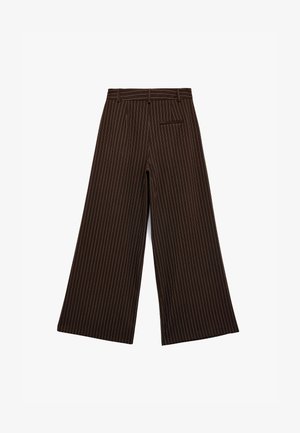 Pantalones de pierna ancha marrones con rayas blancas, que cuentan con una cinturilla, presillas para cinturón y un bolsillo trasero. Textura suave y diseño ajustado.