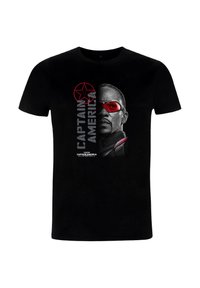 Sort T-shirt med korte ærmer, der viser et grafisk billede af en maskerede figur med røde briller. Teksten siger "Captain America" i grå.