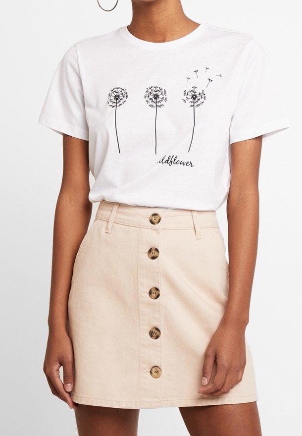 Hvid bomulds T-shirt med tre sorte dandelion illustrationer og ordet "wildflower." Sammen med en beige denim nederdel med knapper.