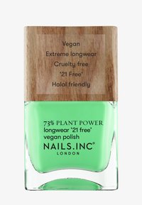Grön vegansk nagellack i en klar glasflaska med ett trälock. Har etiketter för '73% växtkraft' och cruelty-free.