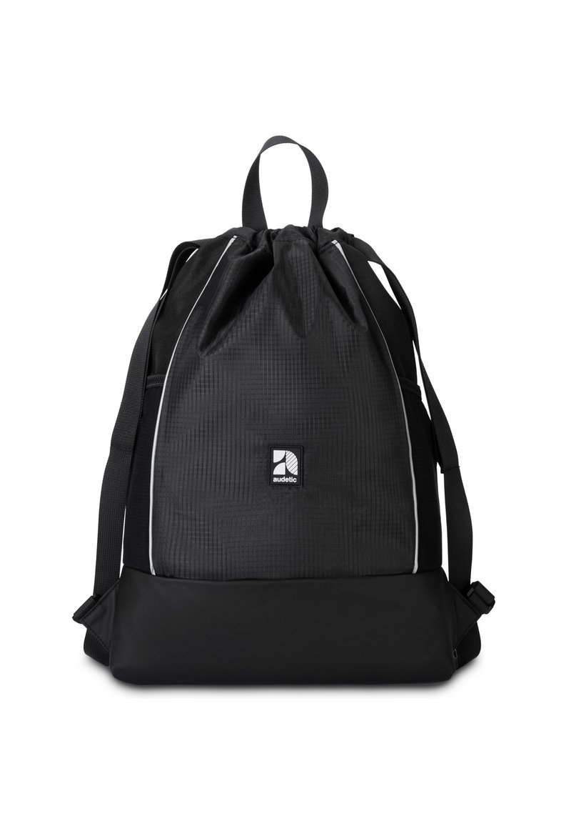 Zaino con cordoncino nero in tessuto testurizzato, accenti bianchi, grande scomparto principale e spallacci regolabili. Presenta un patch con logo sul fronte.