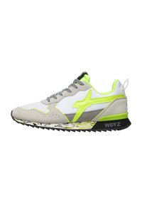Sneaker sportivo con una tomaia grigio chiaro e bianca, dettagli in giallo neon, suola nera e una suola intermedia con motivo testurizzato.