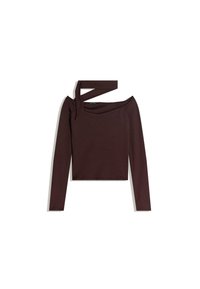 Dolga majica iz temno rjave tkanine z off-the-shoulder dizajnom in detajlom vezane naramnice, ki ima oprijet kroj in gladko teksturo.