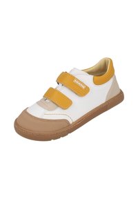 Zapatilla infantil con paneles de cuero en blanco, beige y amarillo, dos tiras de velcro amarillas y una suela de goma marrón texturizada.