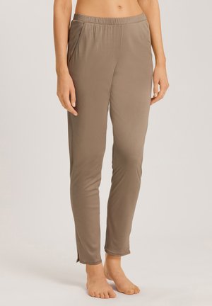 Light brown, fitted pants with an elastic waistband and side pockets. Smooth texture and tapering design, featuring slits at the ankle.
