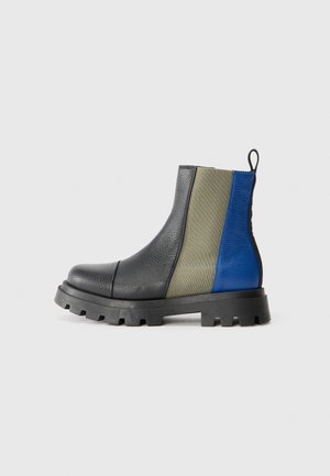 Chelsea-boots med svart lädertå, grå sidopaneler och blå och olivgröna accenter. Tjock gummisula med ett mönster för bra grepp.