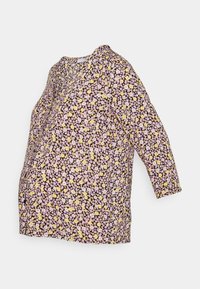 Blusa de maternidade preta com um padrão floral de flores amarelas e rosas. Apresenta mangas três quartos e um ajuste descontraído.