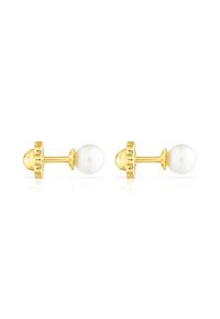 Pendientes de metal en tono dorado con detalles de perlas redondas blancas, con un borde texturizado y con forma de concha en la parte posterior y un acabado suave.