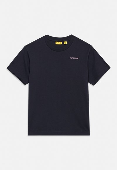 Черна тениска с къс ръкав и кръгло деколте с малко бяло лого "Off-White" от лявата страна на гърдите и жълти етикети отвътре на яката.