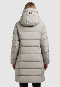 Ljusgrå puffjacka med mjuk, quiltad struktur, huva och framträdande logodetalj på baksidan. Dragkedjefickor och medellång längd.