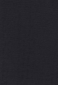 Nawojowy tekstylia charakteryzuje się subtelnym wzorem krzyżowym z lekko teksturowaną powierzchnią, co nadaje bogaty, warstwowy wygląd.