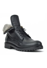Bota de cuero negro con suela robusta, que cuenta con un cálido cuello de pelo sintético gris y un diseño de cordones. Incluye una solapa con botón en la lengüeta.