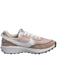 Baskets de sport rose clair et beige avec un swoosh blanc, en matériaux en maille et en suède, conception à lacets, et une semelle extérieure en caoutchouc noir texturé.