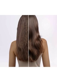 Comparaison avant-après des cheveux : le côté gauche présente des cheveux crépus et texturés ; le côté droit montre des cheveux lisses, brillants et ondulés d'une riche couleur brune.