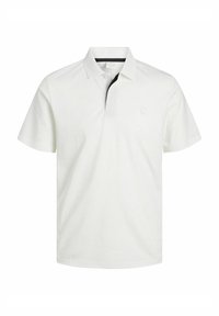 Polo blanc avec une patte de boutonnage à deux boutons, manches courtes, matière texturée et un logo subtil sur la poitrine. Accents noirs au niveau du col.