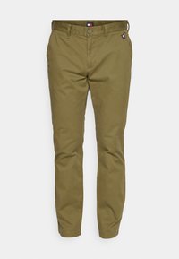 Pantaloni in cotone verde olivo con vestibilità dritta, dotati di chiusura a bottone, passanti per cintura e un piccolo etichetta con il marchio nella tasca laterale.