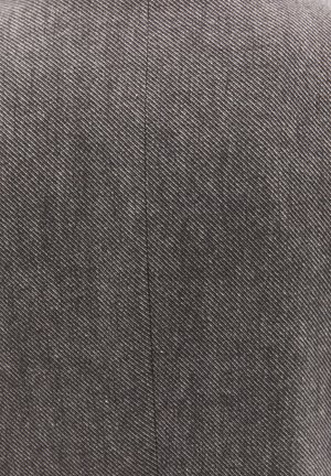 Grijze stof met een subtiel visgraatpatroon, met een gladde textuur en een verticale naad die door het midden loopt.