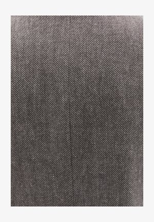 Grijze stof met een subtiel visgraatpatroon, met een gladde textuur en een verticale naad die door het midden loopt.