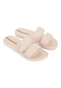 Sandali slip-on beige chiaro con due cinghie intrecciate e una soletta testurizzata. Il design include una suola liscia e un logo discreto sul lato.