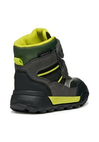 Bota de senderismo negra y gris con acentos en verde neón, parte superior de malla texturizada, puntera y talón reforzados, dos correas de velcro para un ajuste seguro.