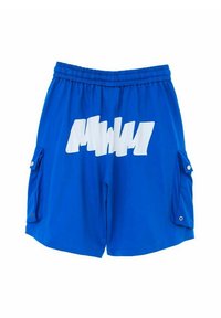 Pantalones cortos deportivos azules con una cinturilla elástica, bolsillos laterales tipo cargador y un gran diseño gráfico blanco en la parte frontal. Textura de tela suave.