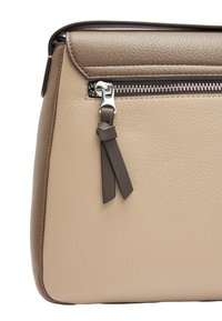 Ruda skórzana torebka o teksturowanej powierzchni, z górnym suwakiem i ozdobnym uchwytem suwaka. Gładki kształt o strukturalnym designie.