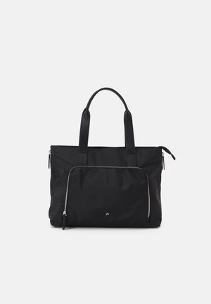 Sac fourre-tout en nylon noir avec double anses en cuir, une poche zippée à l'avant et un petit accent logo. Texture lisse avec une forme rectangulaire.