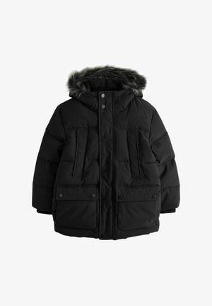 Sort vatteret vinterjakke med pelsforet hætte, frontknapper, lodrette brystlommer og store klaplommer nederst.
