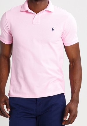 Roze polo shirt met een klassieke kraag en korte mouwen, voorzien van een blauw geborduurd logo op de linkerborst, gemaakt van ademende katoenstof.