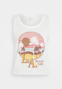 Biały bezrękawnik z okrągłym nadrukiem przedstawiającym palmy, zachód słońca oraz napis „L.A. BEACH LIFE” w odcieniach pomarańczowego i brązowego.