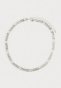 Collier en argent avec des maillons alternant écrasés et ronds. Il est doté d'un fermoir sécurisé et d'une chaîne ajustable pour personnaliser la longueur.